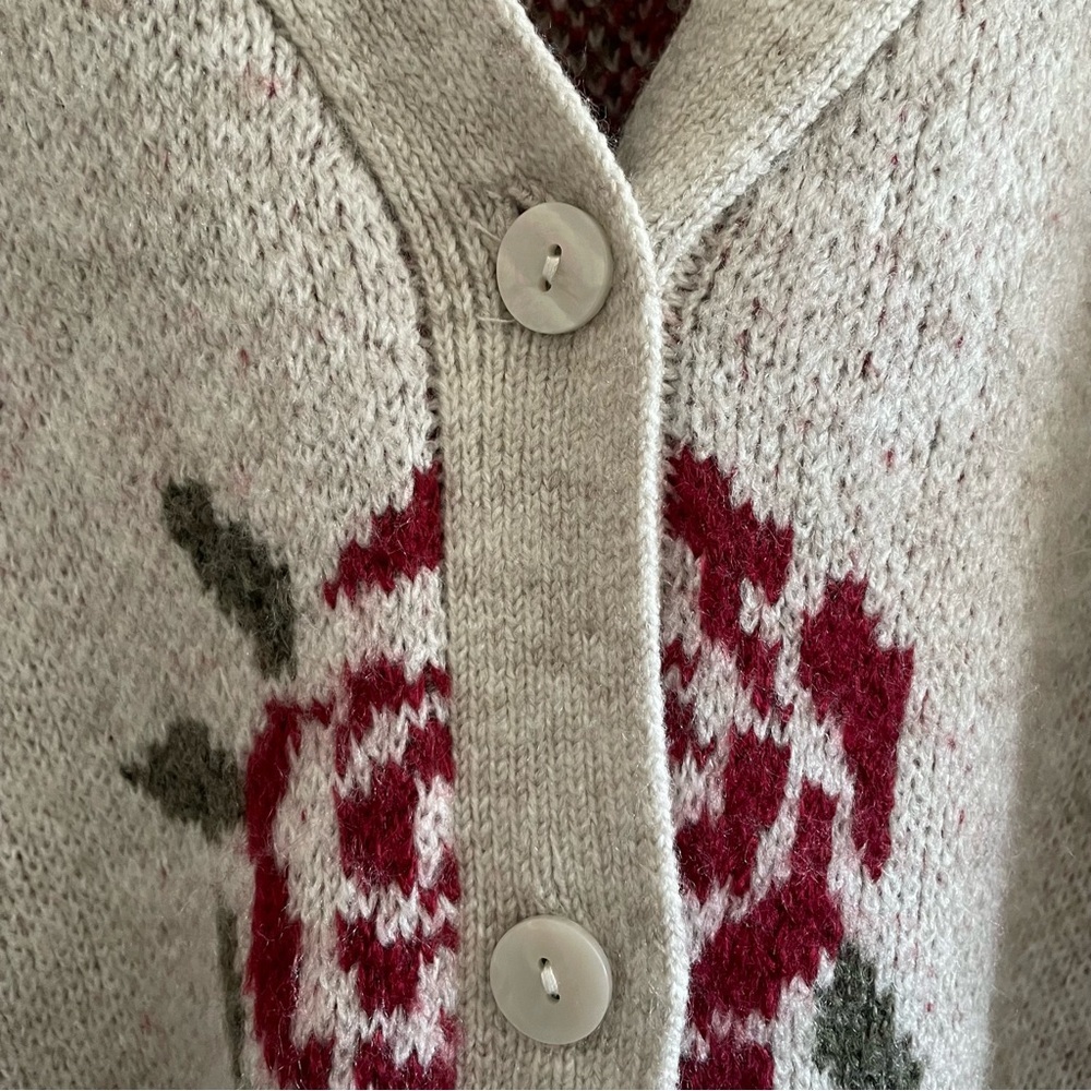 Cleo Oatmeal V Neck Rose Patterned Boxy Cardigan - Size Large Like New - Picture 7 of 16